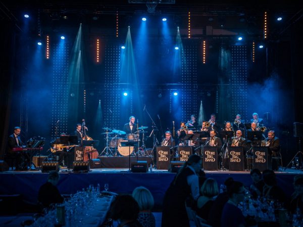 Porin Urheilutalolla järjestetty kaksipäiväisen ison yritystapahtuman gaalaillallinen. 
Lavalla Pori Big Band ja 2. altosaxofonissa Ykä.
Kalle toimi tapahtuman vastaavana tuottajana.